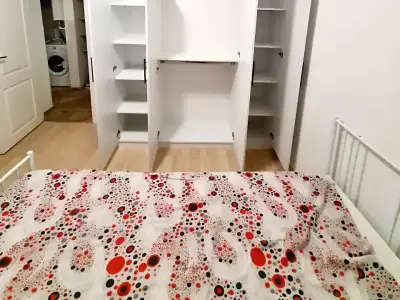 Dormitor cu pat si dulap apartament inchiriere Sector 6 Bucuresti